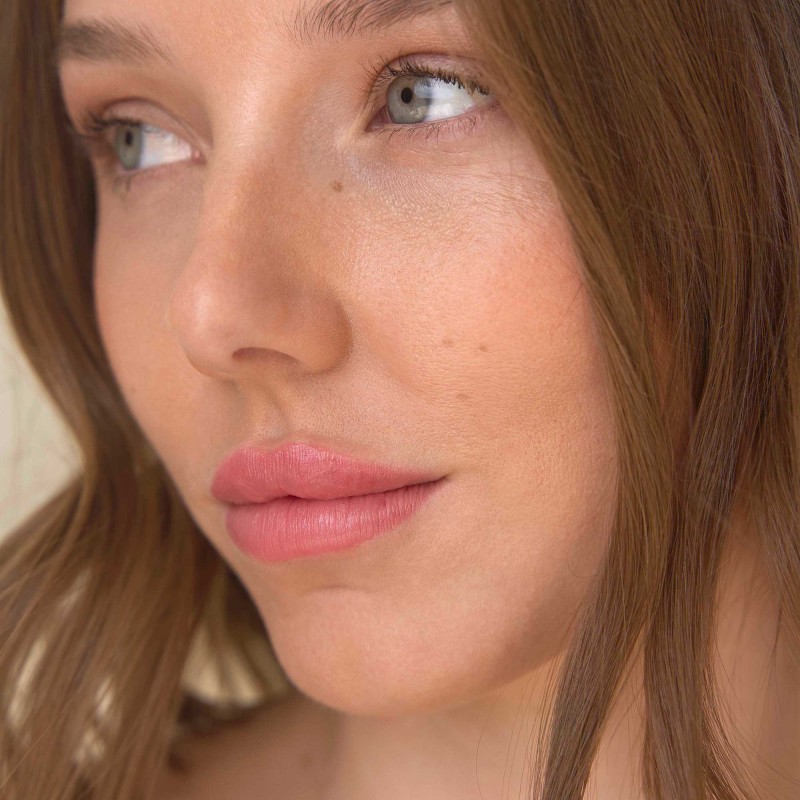chica llevando Pintalabios Old Rose / Rosa suave (Natural)