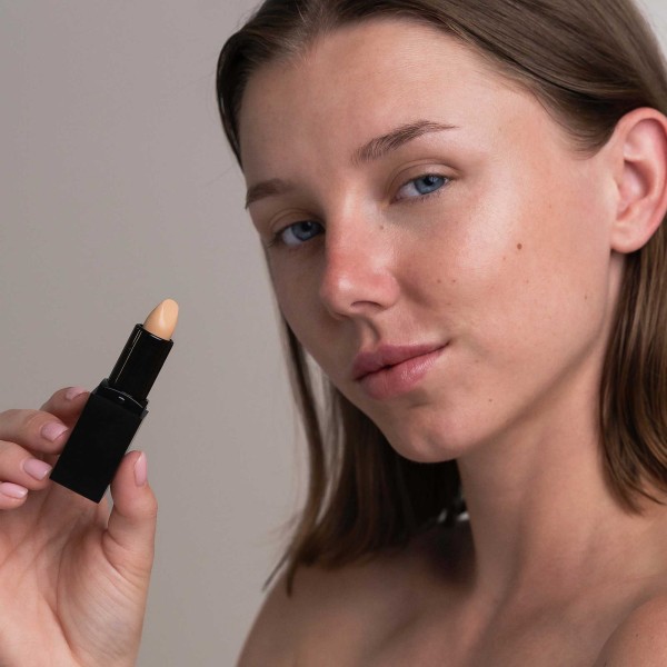 modelo usando Corrector claro/beige suave (Natural y Vegano)