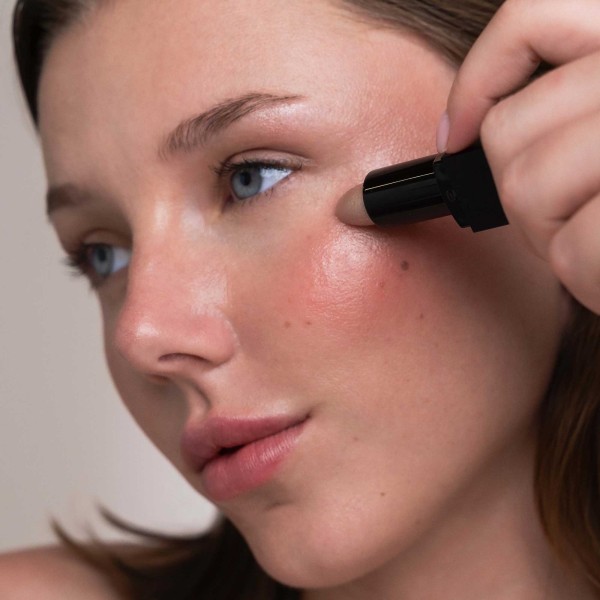 chica joven utilizando Iluminador rosa intenso (Orgánico y Bio)